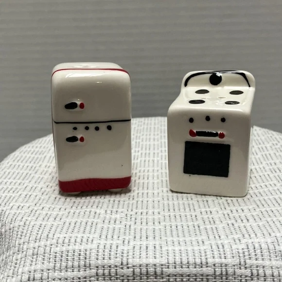 Vintage Style Salt and Pepper Shakers - Picture 7 of 7